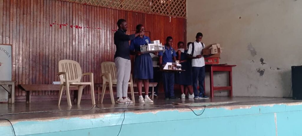 Desarrollo de la semana científica cultural en el colegio E’Waiso Ipola Desarrollo de la semana científica cultural en el colegio E’Waiso Ipola