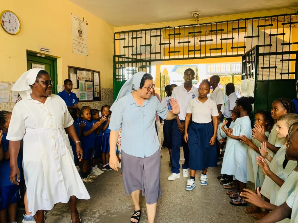El Colegio E’waiso Ipola recibe la visita oficial de Sor Patricia en el marco de su gira por África Central