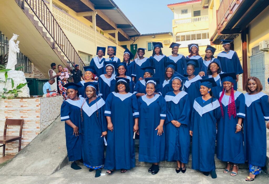 El Centro de Formación Profesional E-WAISO IPOLA celebra la graduación de su nueva promoción de Auxiliares de Educación El Centro de Formación Profesional E-WAISO IPOLA celebra la graduación de su nueva promoción de Auxiliares de Educación